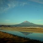 Le Mont Fuji vu d'un train en marche